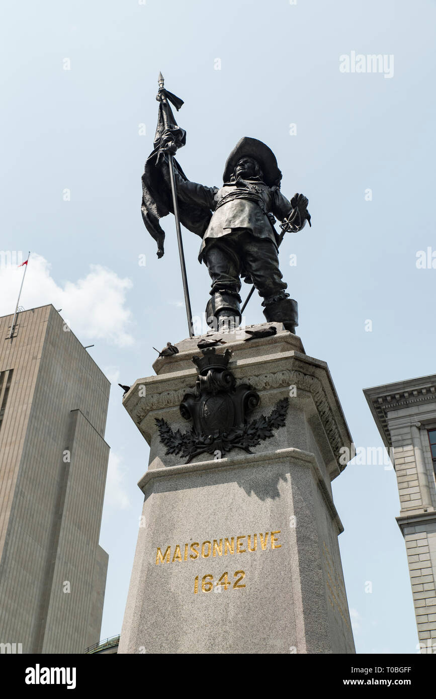 Montreal, Quebec, Kanada. Statue von Paul Chomedey de Maisonneuve, Gründer von Montreal, am Denkmal in der Mitte der Place d'Armes in der Altstadt von Montreal. Stockfoto