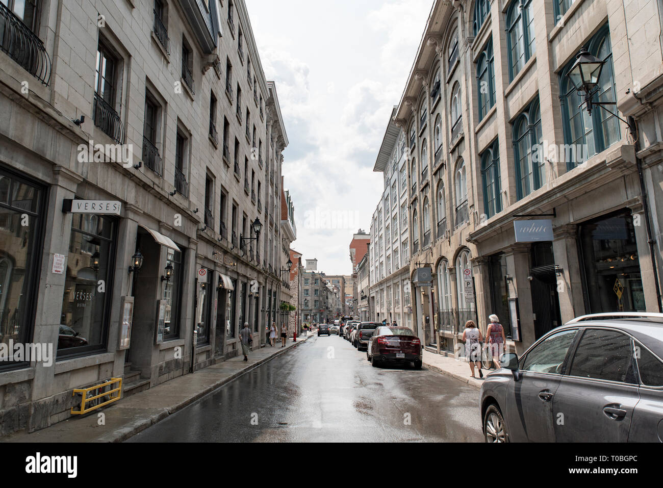 Montreal, Quebec, Kanada. Auf der Suche nach Südwesten, Saint Paul Street westlich von Saint Sulpice Straße auf Menschen und Gebäude in der Altstadt von Montreal. Stockfoto