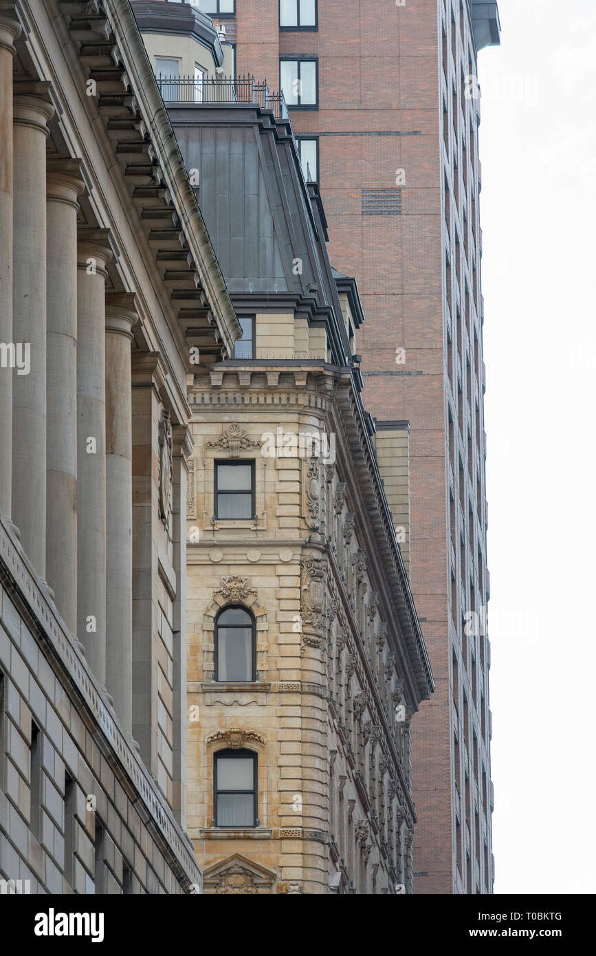 Montreal, Quebec, Kanada. Ecke der historischen St. James Hotel, in der Mitte der Photo, wie aus Saint Pierre Street in der Nähe von Saint Jacques Street gesehen. Stockfoto