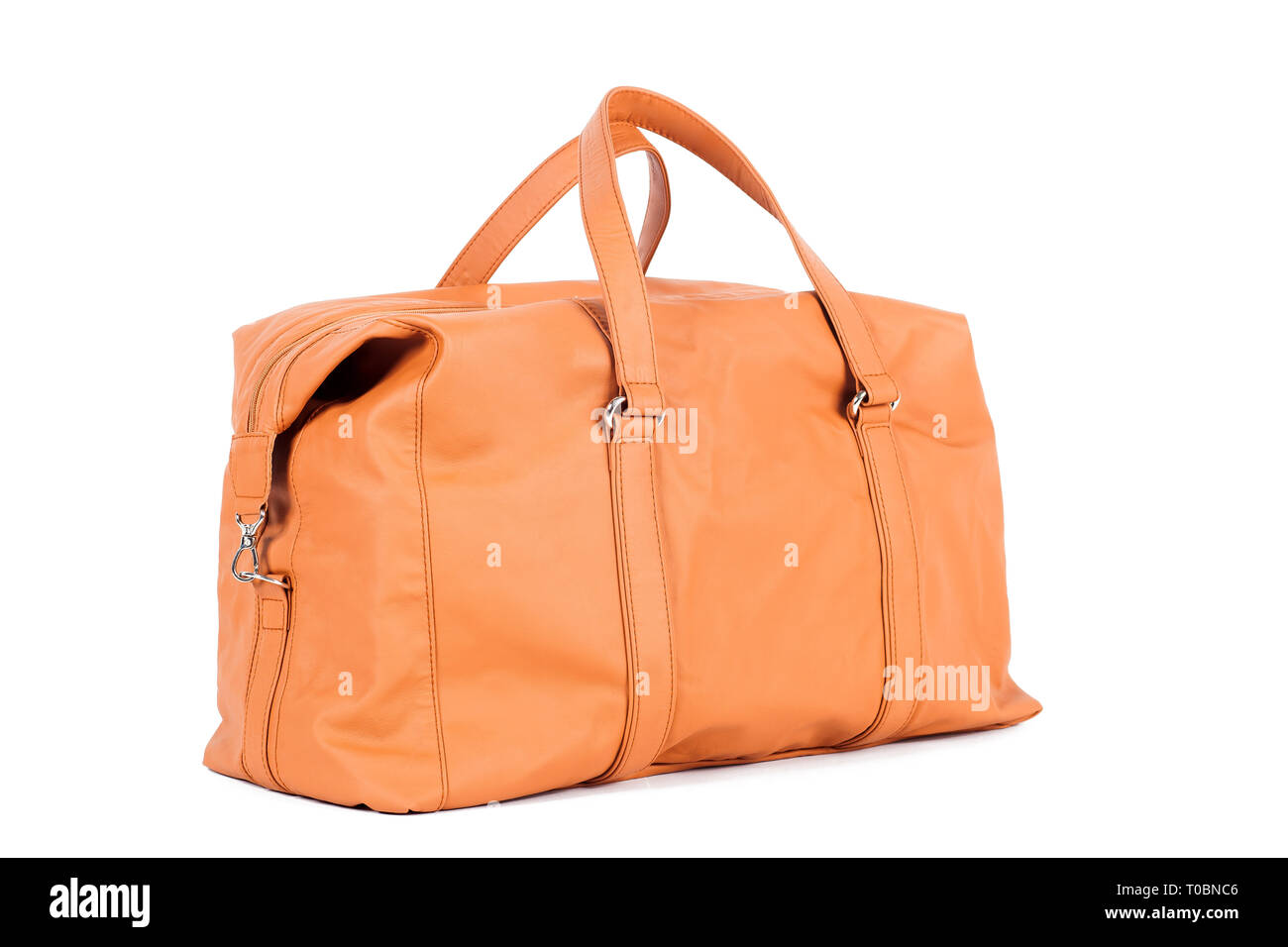 Orange-braunen Leder Tasche für Aufbewahrung von Sachen und Reisen auf einem weißen Hintergrund isoliert. Gepäck, handgefertigten Koffer Stockfoto