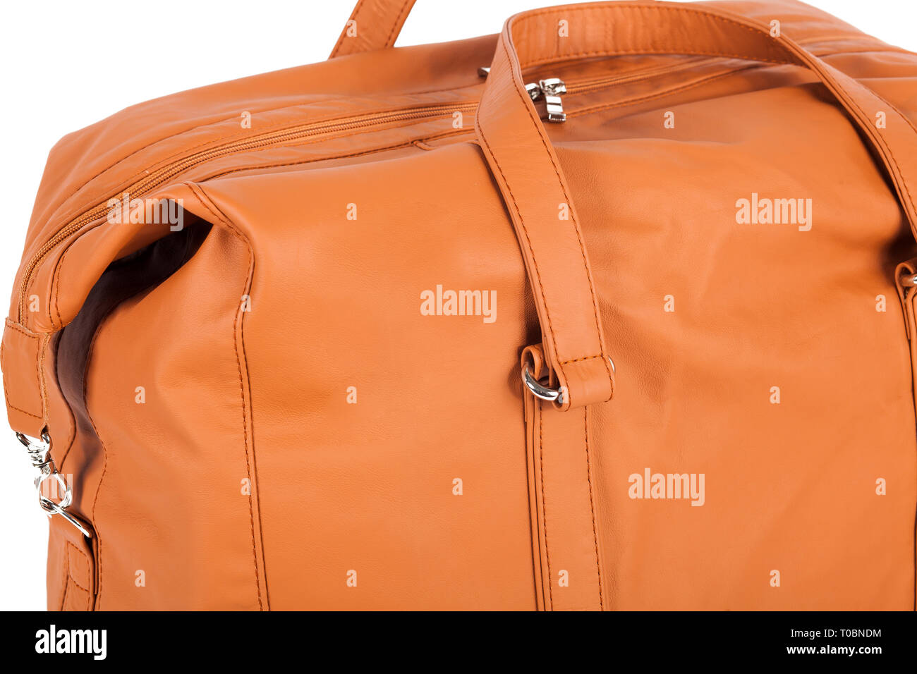 Orange-braunen Leder Tasche für Aufbewahrung von Sachen und Reisen auf einem weißen Hintergrund isoliert. Gepäck, handgefertigten Koffer Stockfoto
