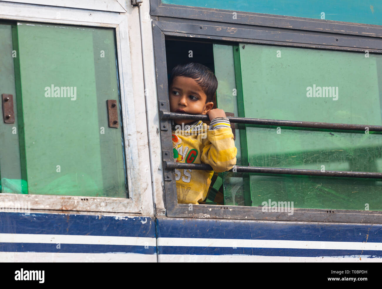 Indischer Junge im Zug Fenster Stockfoto