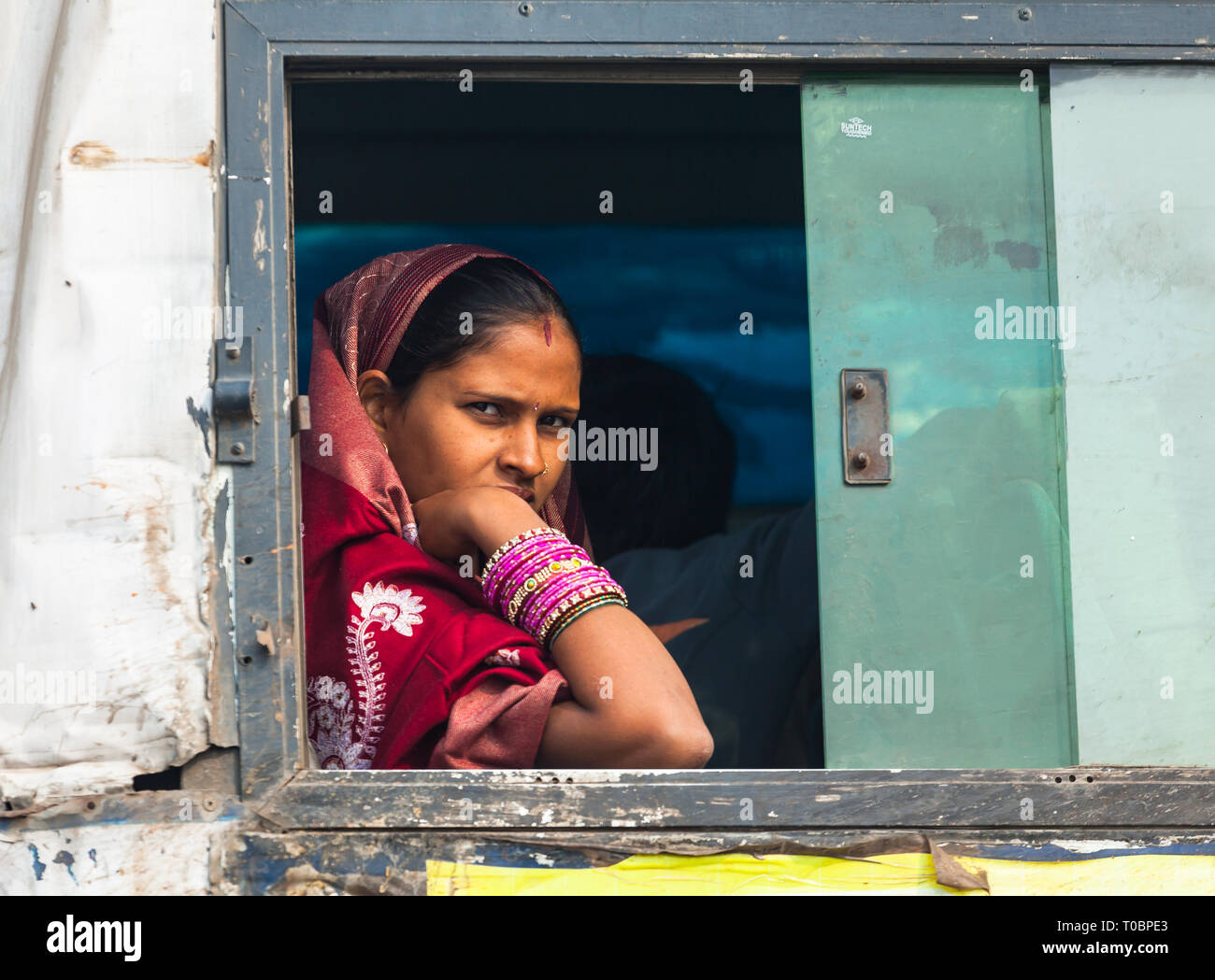 Indische Frau im Zug Fenster Stockfoto
