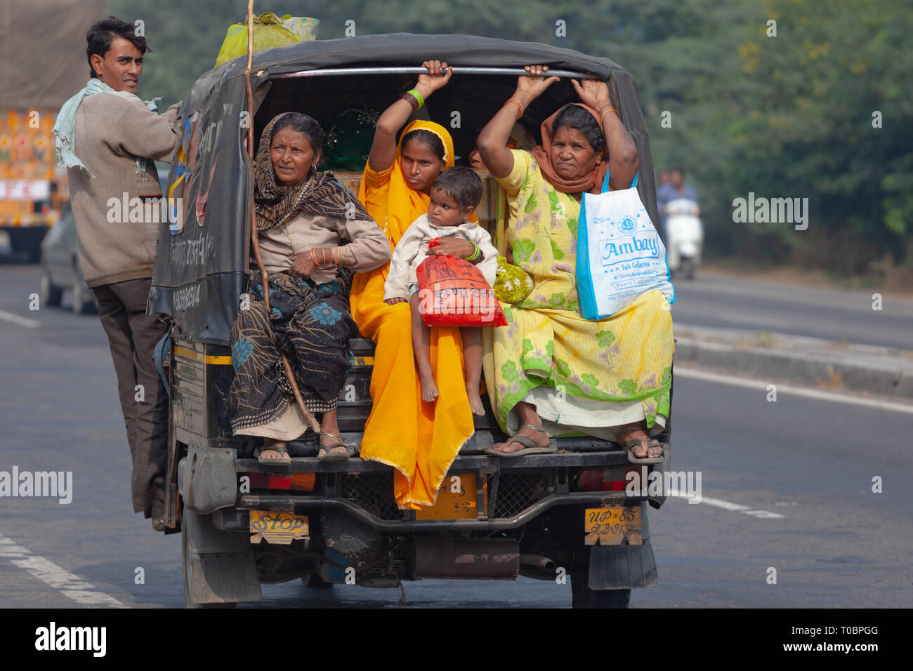 Die Menschen in Indien gehen durch den Transport Stockfoto