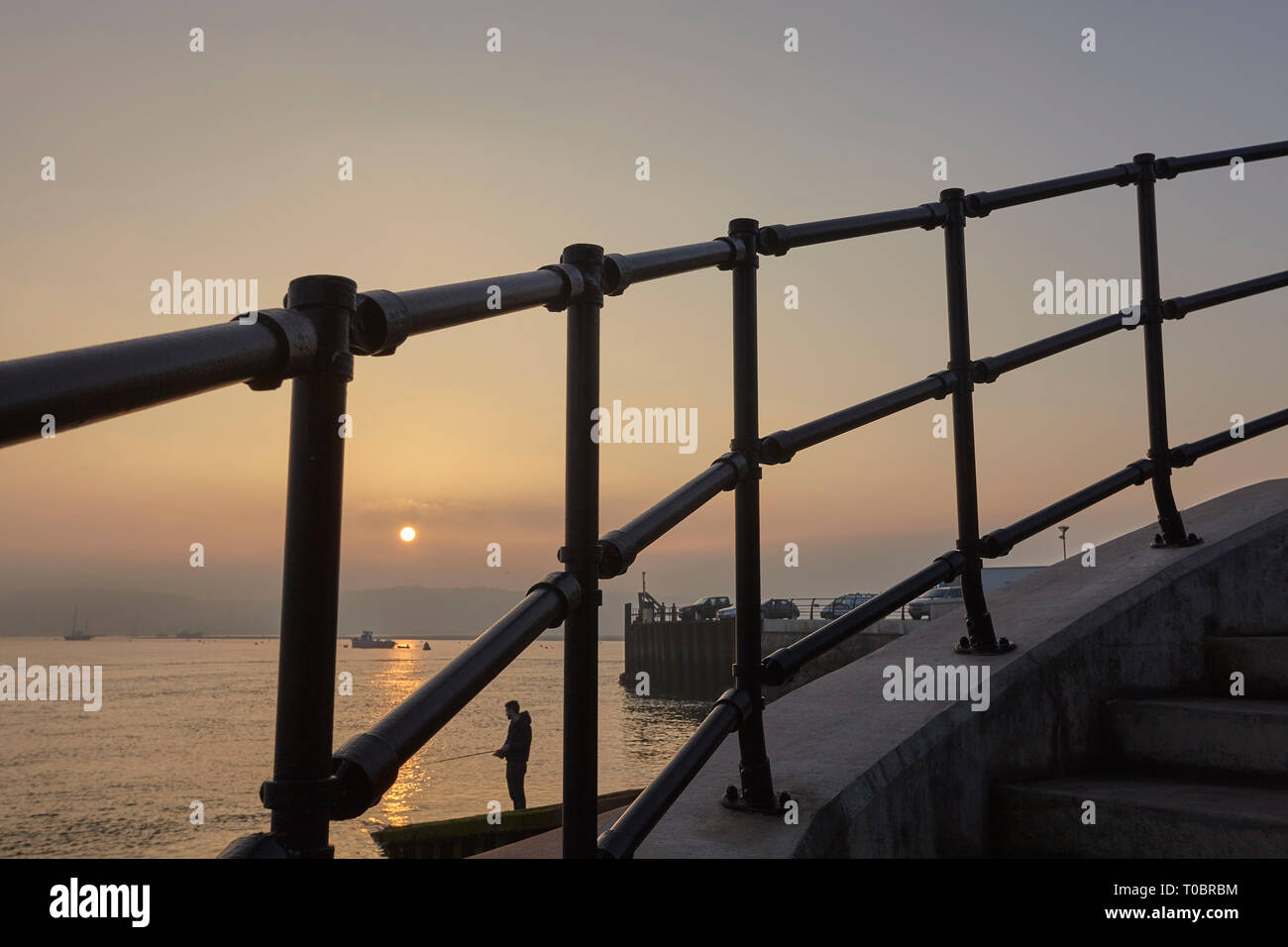Silhouetten bei Sonnenuntergang; die Exe Estuary bei Sonnenuntergang, Exmouth, Devon, Großbritannien. Stockfoto
