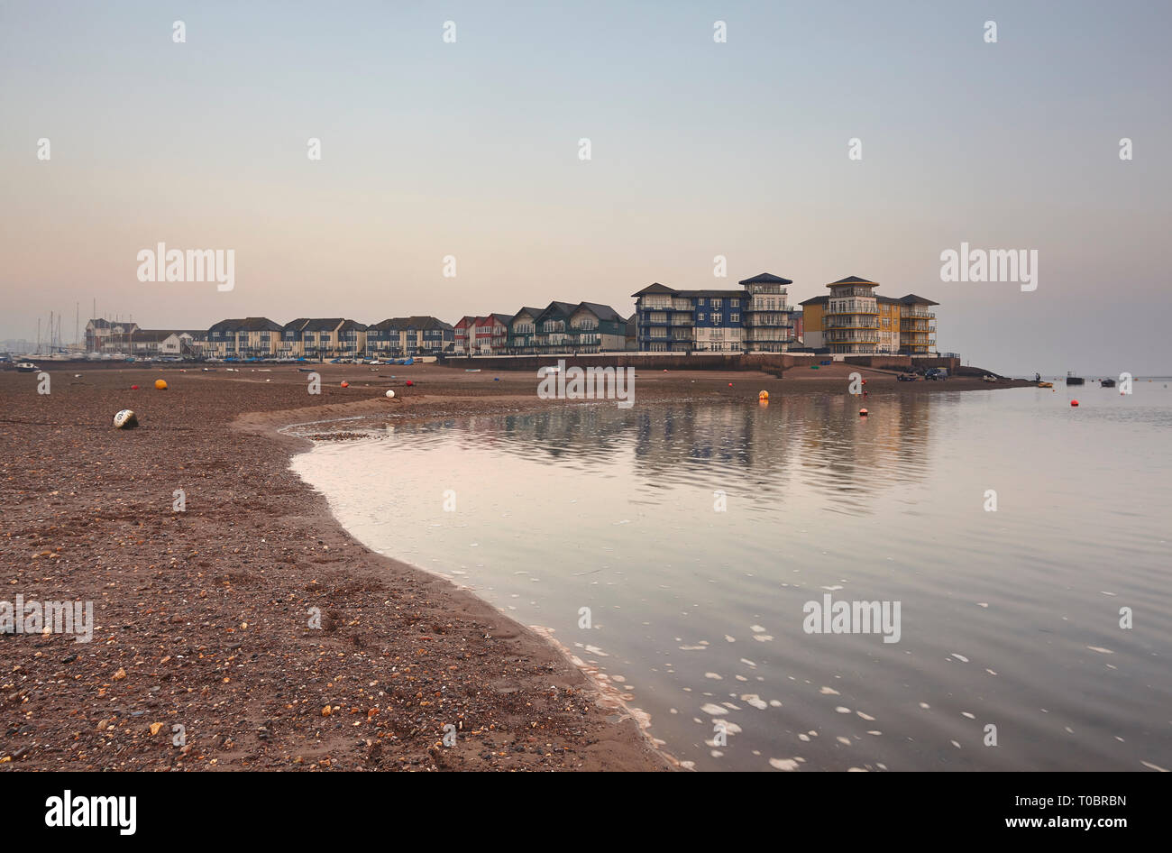 Ein abendlicher Blick von der Mündung des Flusses Exe bei Ebbe, Exmouth, Devon, Großbritannien. Stockfoto