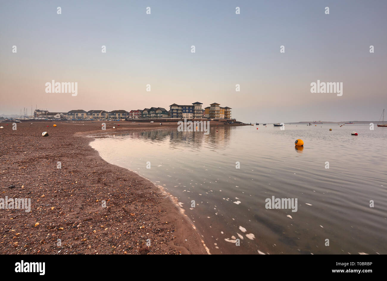 Ein abendlicher Blick von der Mündung des Flusses Exe bei Ebbe, Exmouth, Devon, Großbritannien. Stockfoto