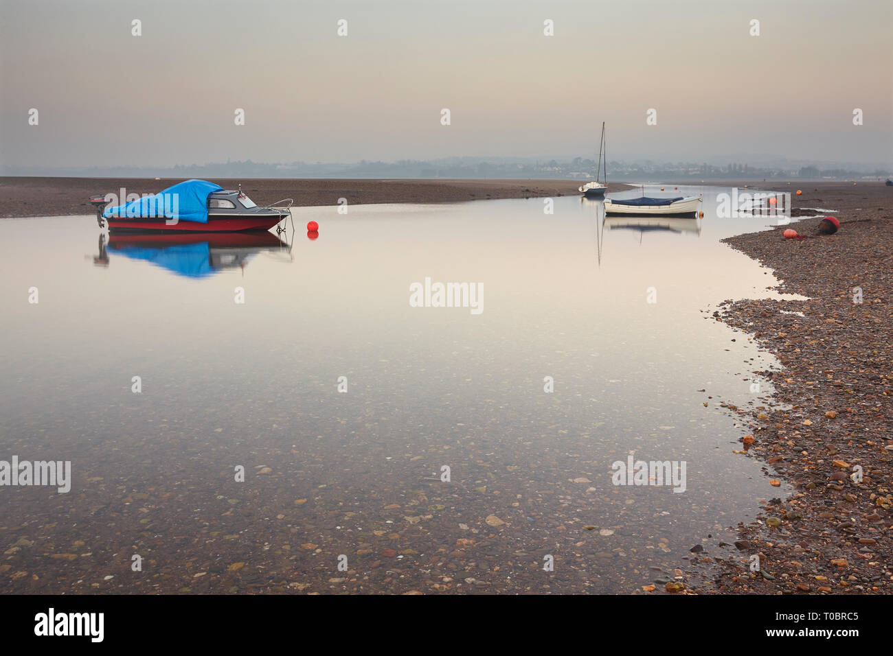 Ein abendlicher Blick von der Mündung des Flusses Exe bei Ebbe, Exmouth, Devon, Großbritannien. Stockfoto