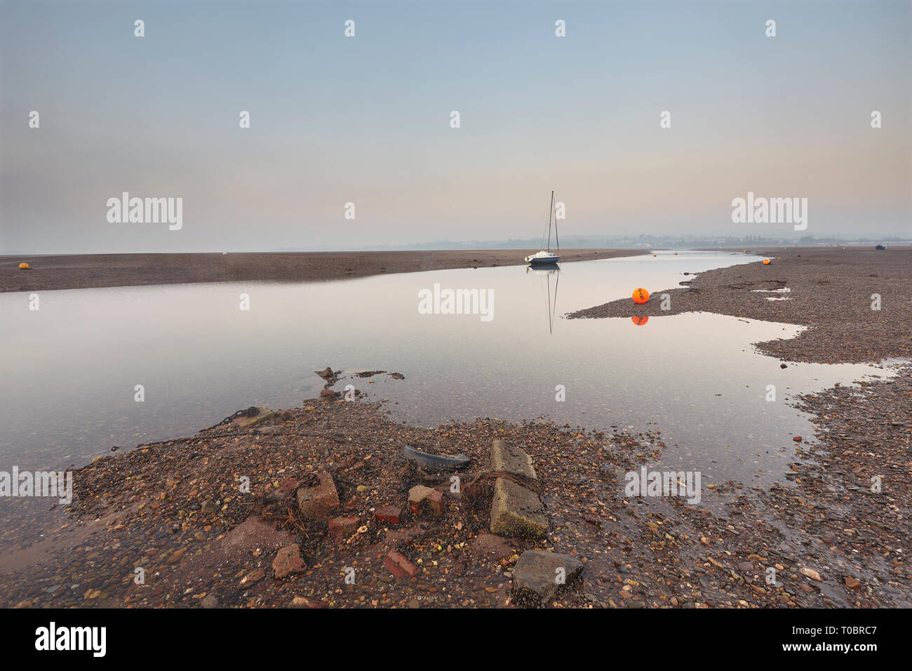 Ein abendlicher Blick von der Mündung des Flusses Exe bei Ebbe, Exmouth, Devon, Großbritannien. Stockfoto