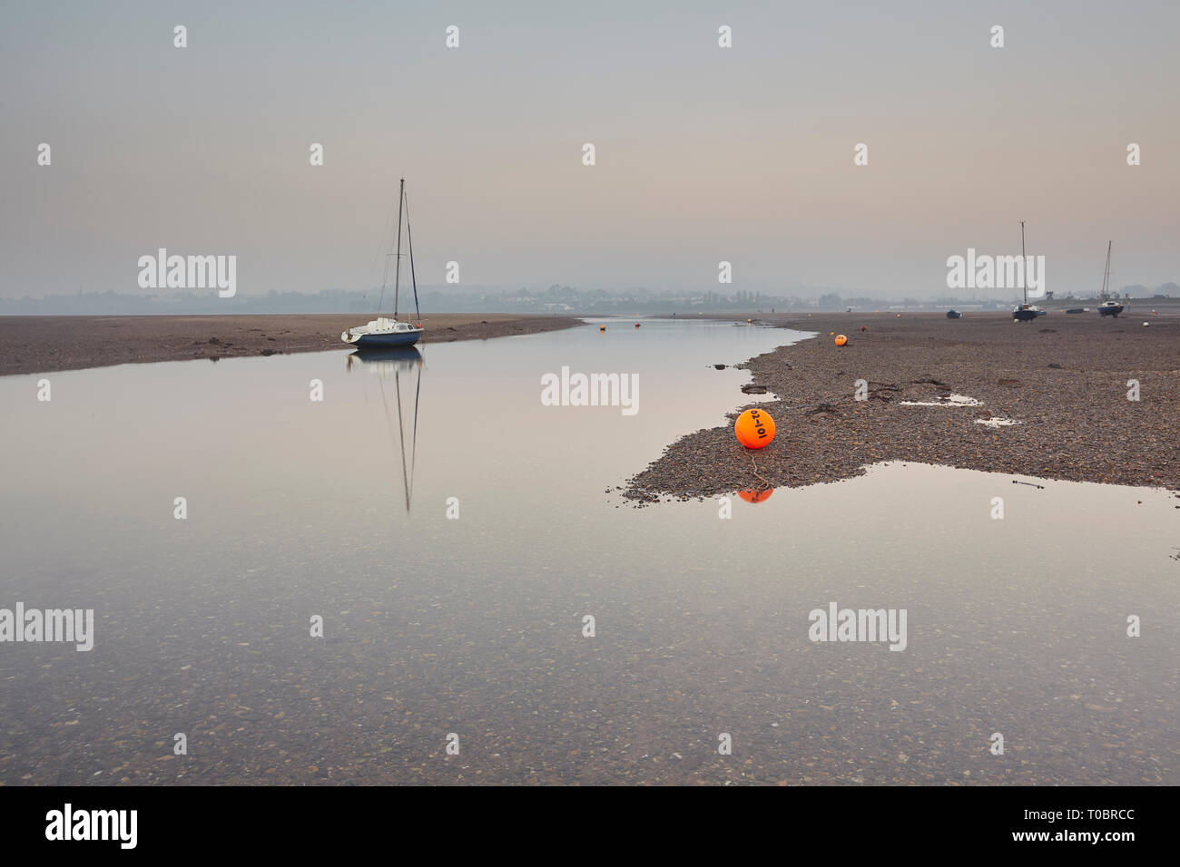 Ein abendlicher Blick von der Mündung des Flusses Exe bei Ebbe, Exmouth, Devon, Großbritannien. Stockfoto