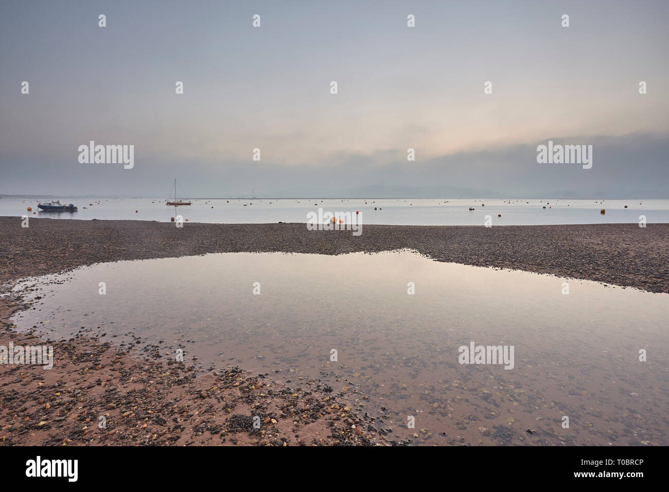 Ein abendlicher Blick von der Mündung des Flusses Exe bei Ebbe, Exmouth, Devon, Großbritannien. Stockfoto