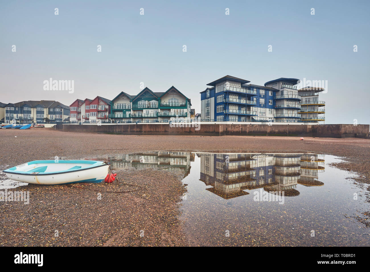 Ein abendlicher Blick von der Mündung des Flusses Exe bei Ebbe, Exmouth, Devon, Großbritannien. Stockfoto