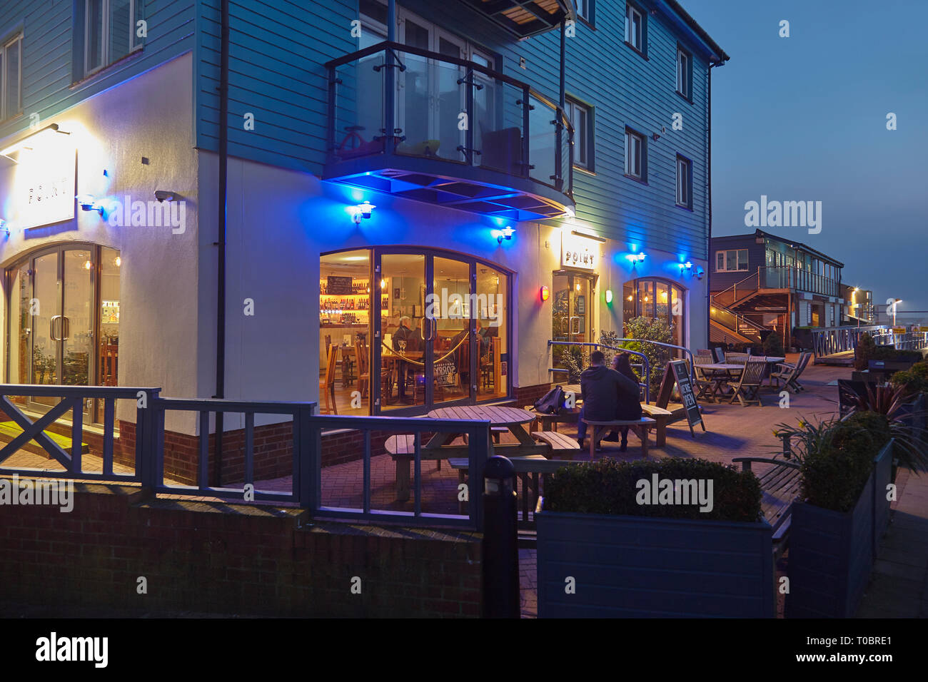 Apartment Gebäuden rund um Exmouth Dock in der Dämmerung, Exmouth, Devon, Großbritannien. Stockfoto