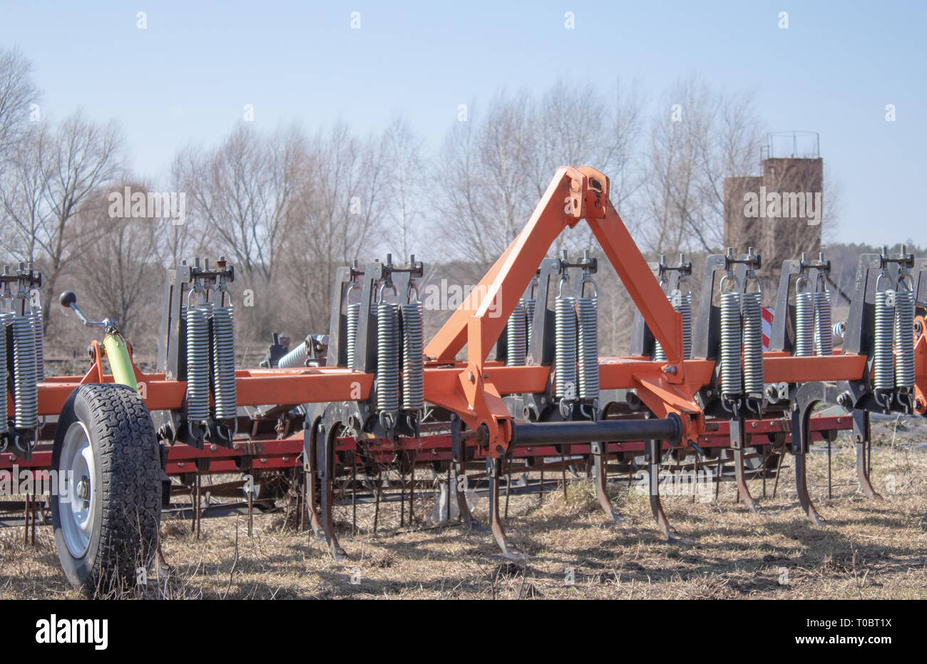 Kultivator für die Arbeit im Feld. Land Vorbereitung mit einem Grubber. Landwirtschaftliche Arbeiten auf landwirtschaftlichen Flächen. Stockfoto