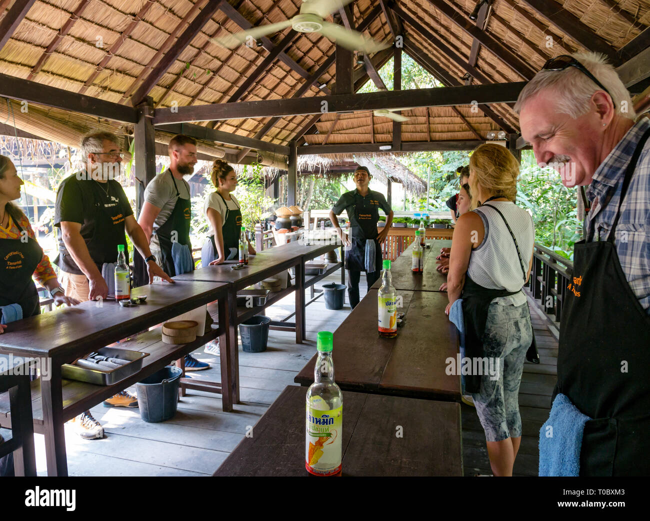 Touristen in SE asiatischen Lao Kochkurs mit der Anweisung von Lao Küchenchef im Tamarind Kochschule, Luang Prabang, Laos Stockfoto