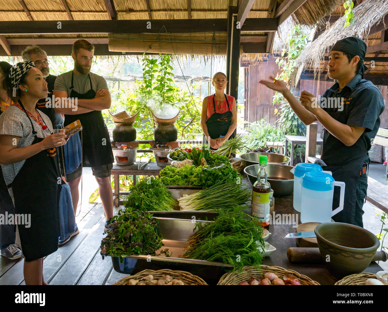 Touristen in SE asiatischen Lao Kochkurs mit der Anweisung von Lao Küchenchef im Tamarind Kochschule, Luang Prabang, Laos Stockfoto
