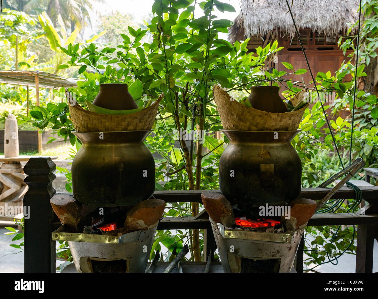 Traditionelle Ton Herde mit Körben von Reis im Tamarind Kochschule, Luang Prabang, Laos Stockfoto