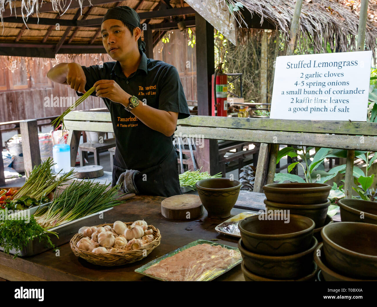 SE Asien Laos Laos Kochkurs mit Küchenchef Ausbilder und Rezept für gefüllte Lemongras, Tamarind Kochschule, Luang Prabang, Laos Stockfoto