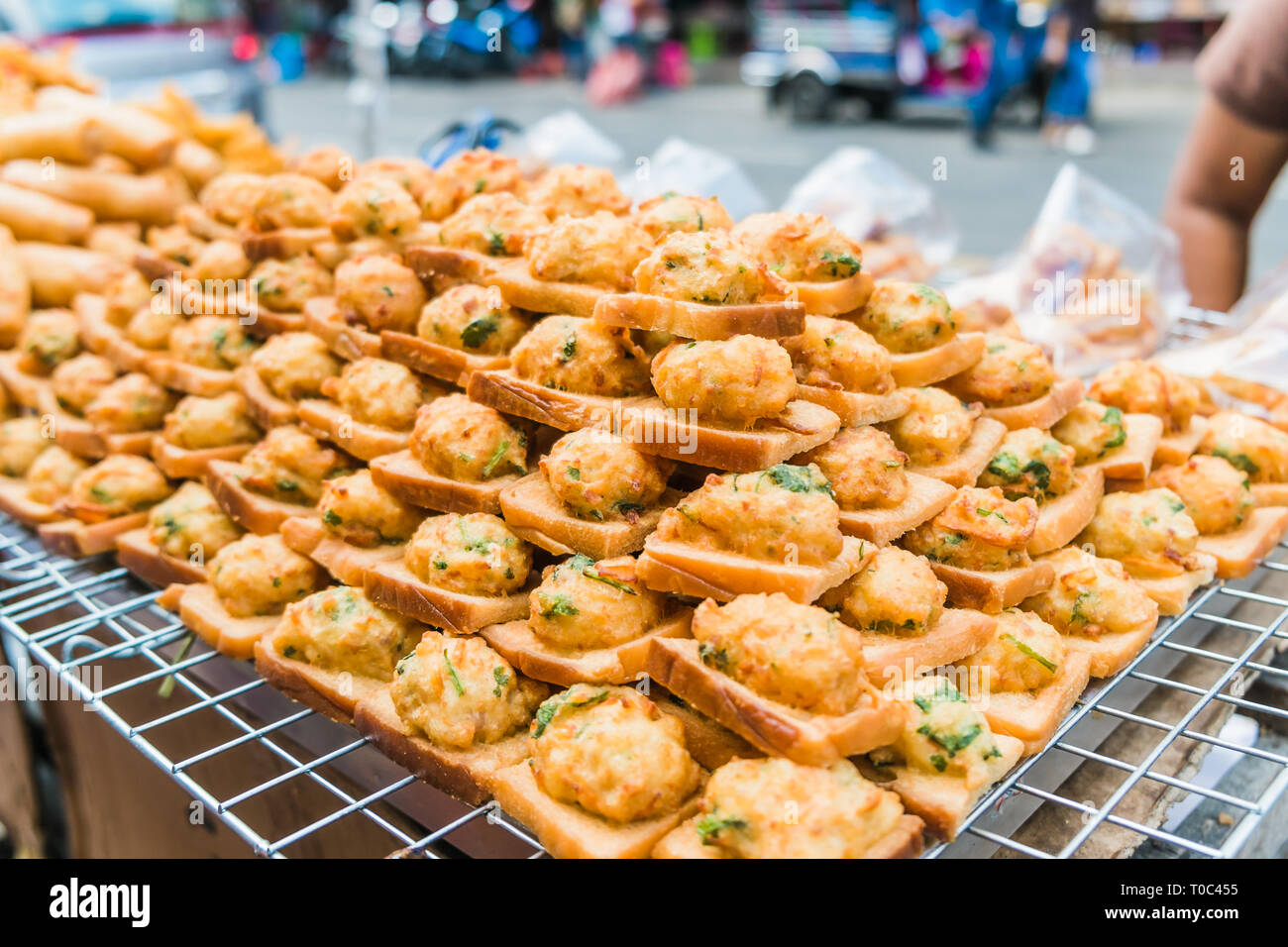 Eine Street Food "gebratenes Brot mit schweinehack Spanne" für den Verkauf am lokalen Markt in Bangkok, Thailand. Stockfoto