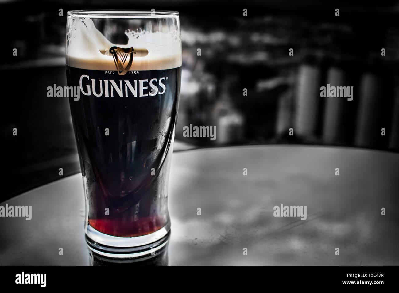 DUBLIN, Irland - 7. FEBRUAR 2017 - Pint Guinness auf Stativ fast fertig im Guinness Storehouse zu trinken Stockfoto