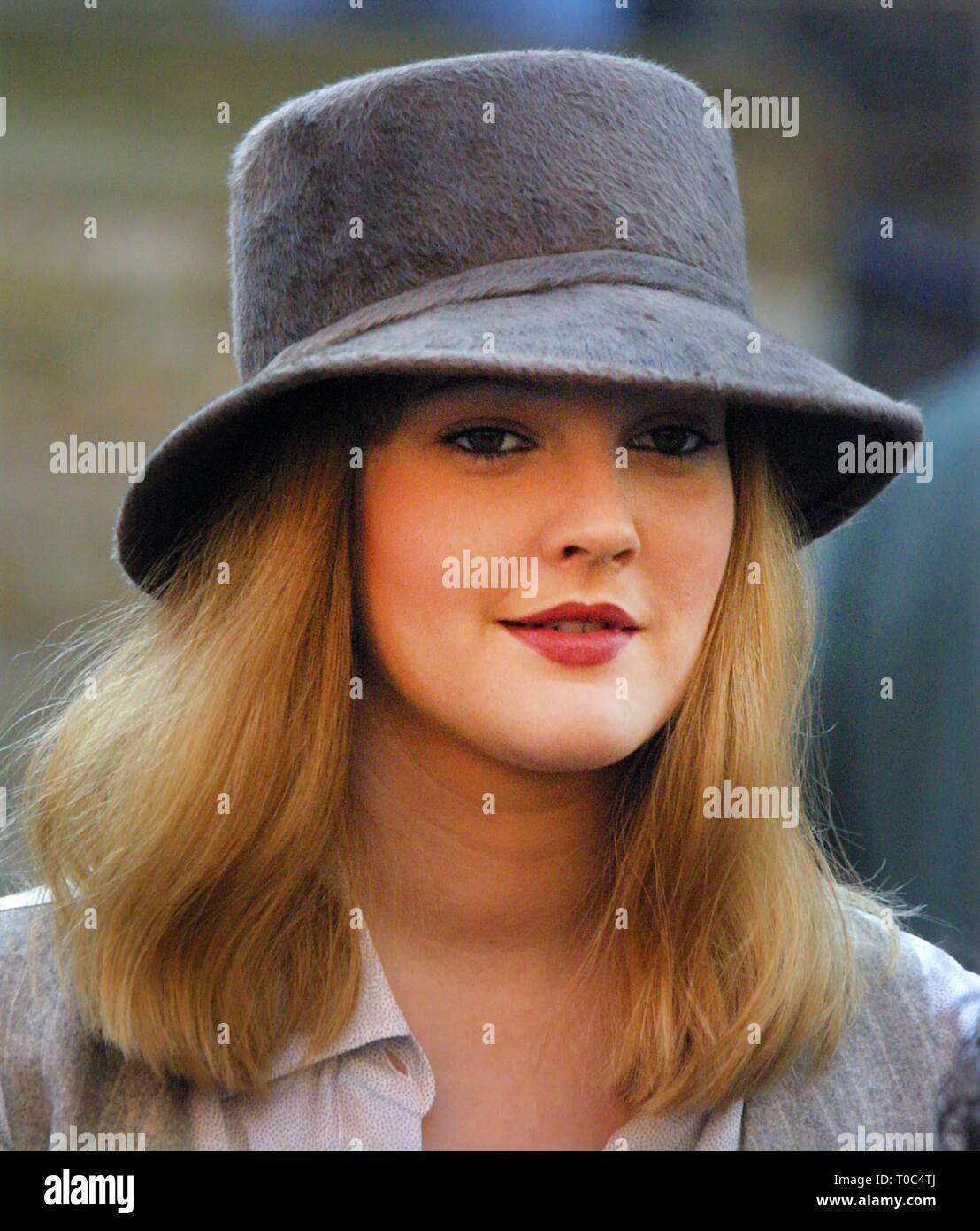 DREW BARRYMORE FILMAUFNAHMEN DER FILM 'DUPLEX', unter der Regie von Danny Devito IN NYC 2/19/2002 Foto von John Barrett/PHOTOlink/MediaPunch Stockfoto