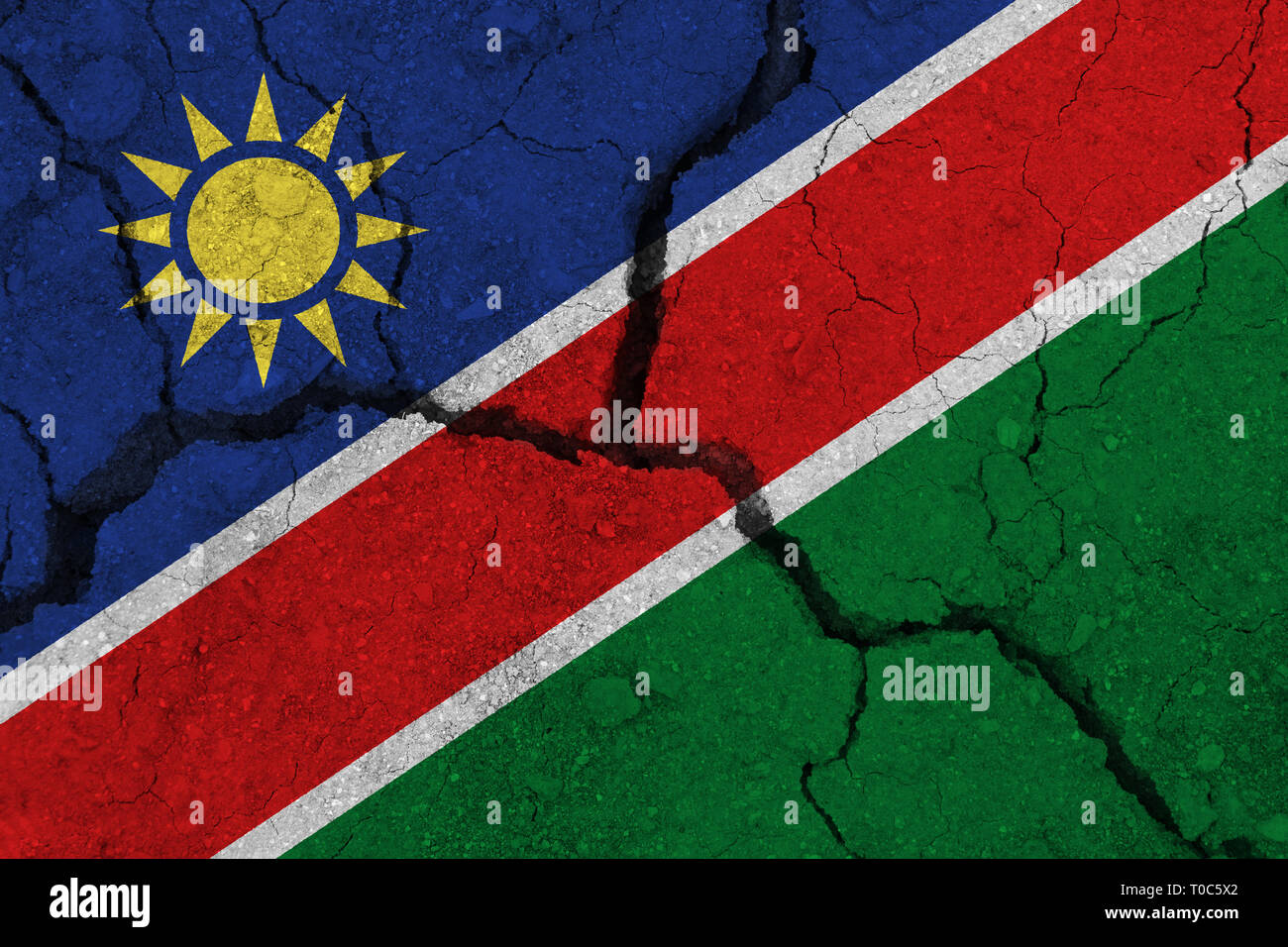 Namibia Flagge auf dem Rissige Erde. Nationalflagge von Namibia. Erdbeben, Dürre, Konzept Stockfoto