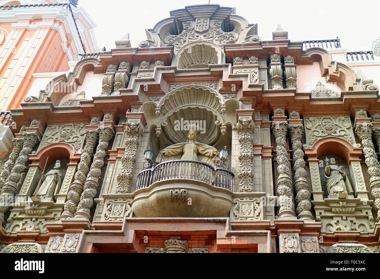 Wunderschöne Fassade der Basilika und Kloster Unserer Lieben Frau von der Barmherzigkeit, Lima, Peru Stockfoto