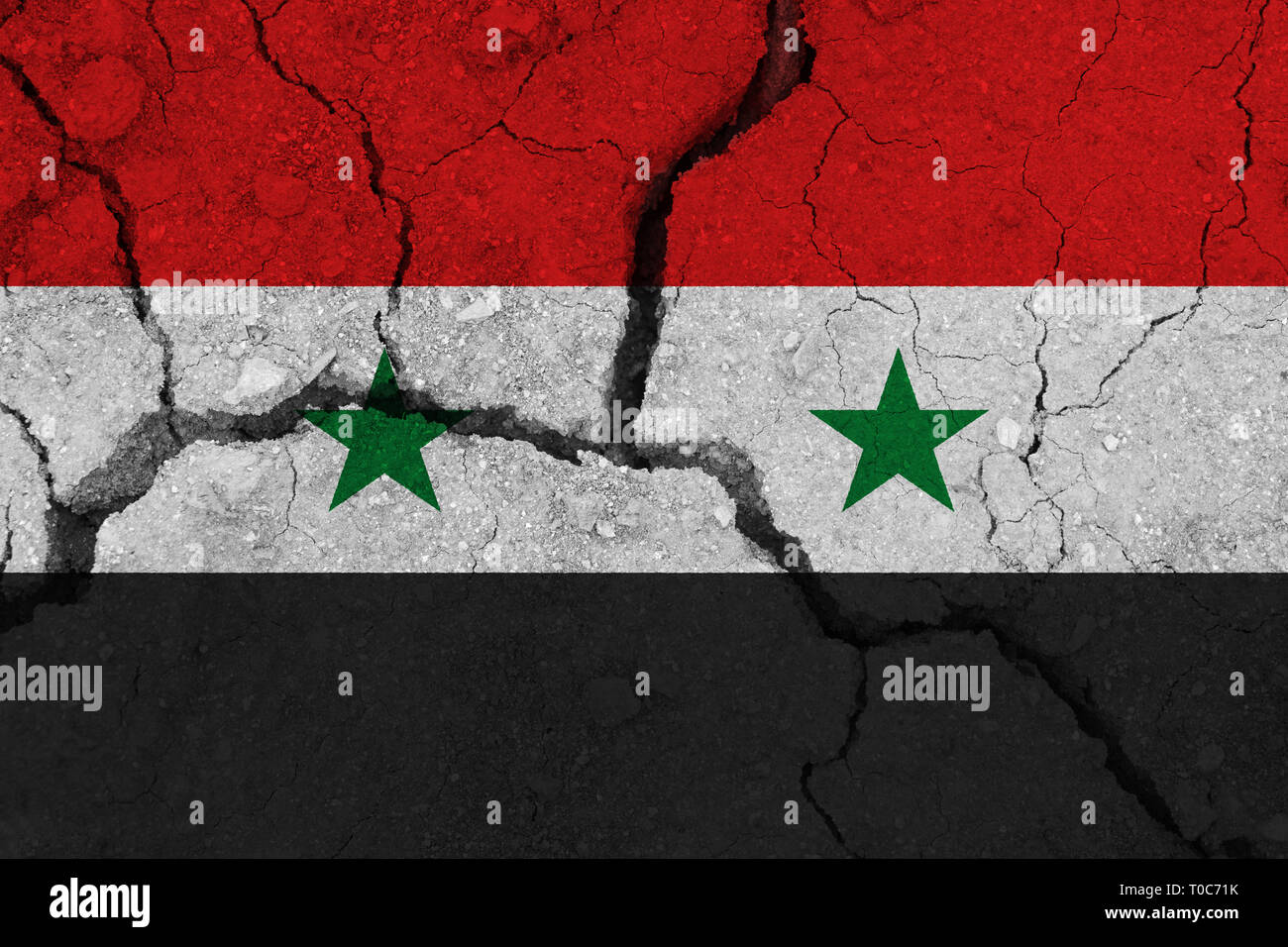 Syrien Fahne auf dem Rissige Erde. Nationalflagge von Syrien. Erdbeben, Dürre, Konzept Stockfoto