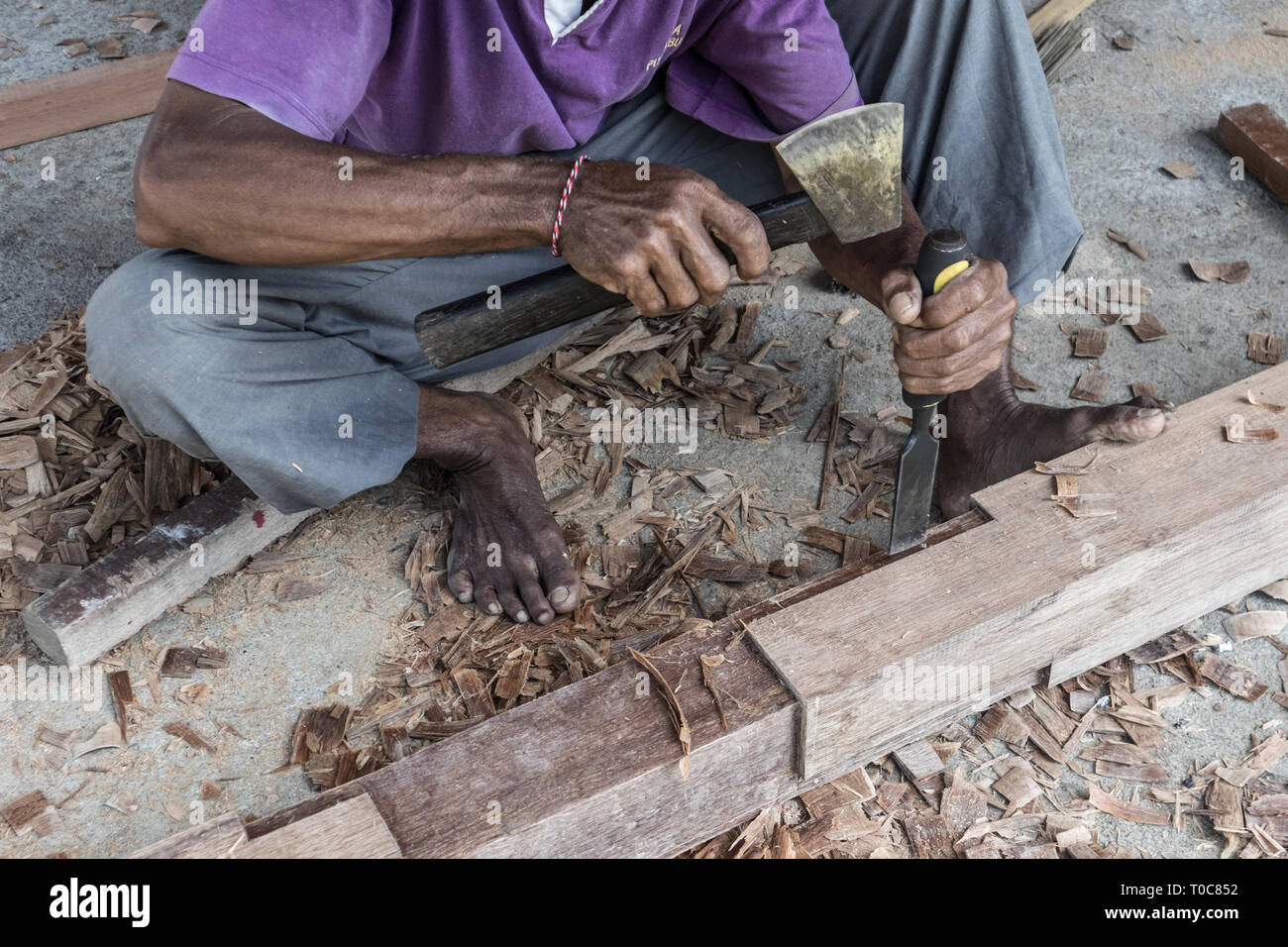 Nahaufnahme von warnen Hände der Tischler in traditionellen manuellen Schreinerei in einem Land der Dritten Welt arbeiten. Stockfoto