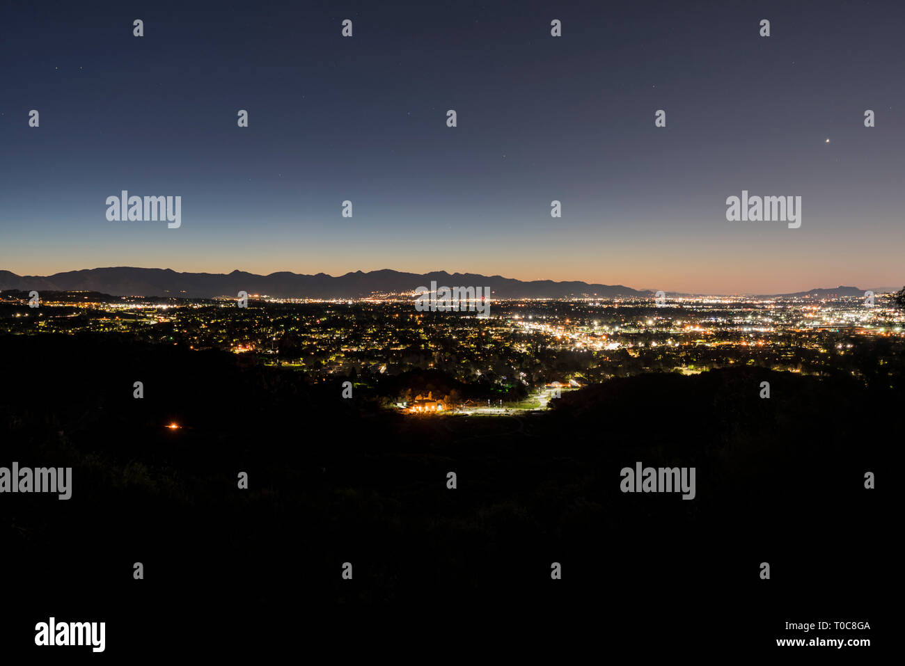 Vor Sonnenaufgang Blick auf die San Fernando Valley mit San Gabriel Mountains im Hintergrund in Los Angeles, Kalifornien. Stockfoto