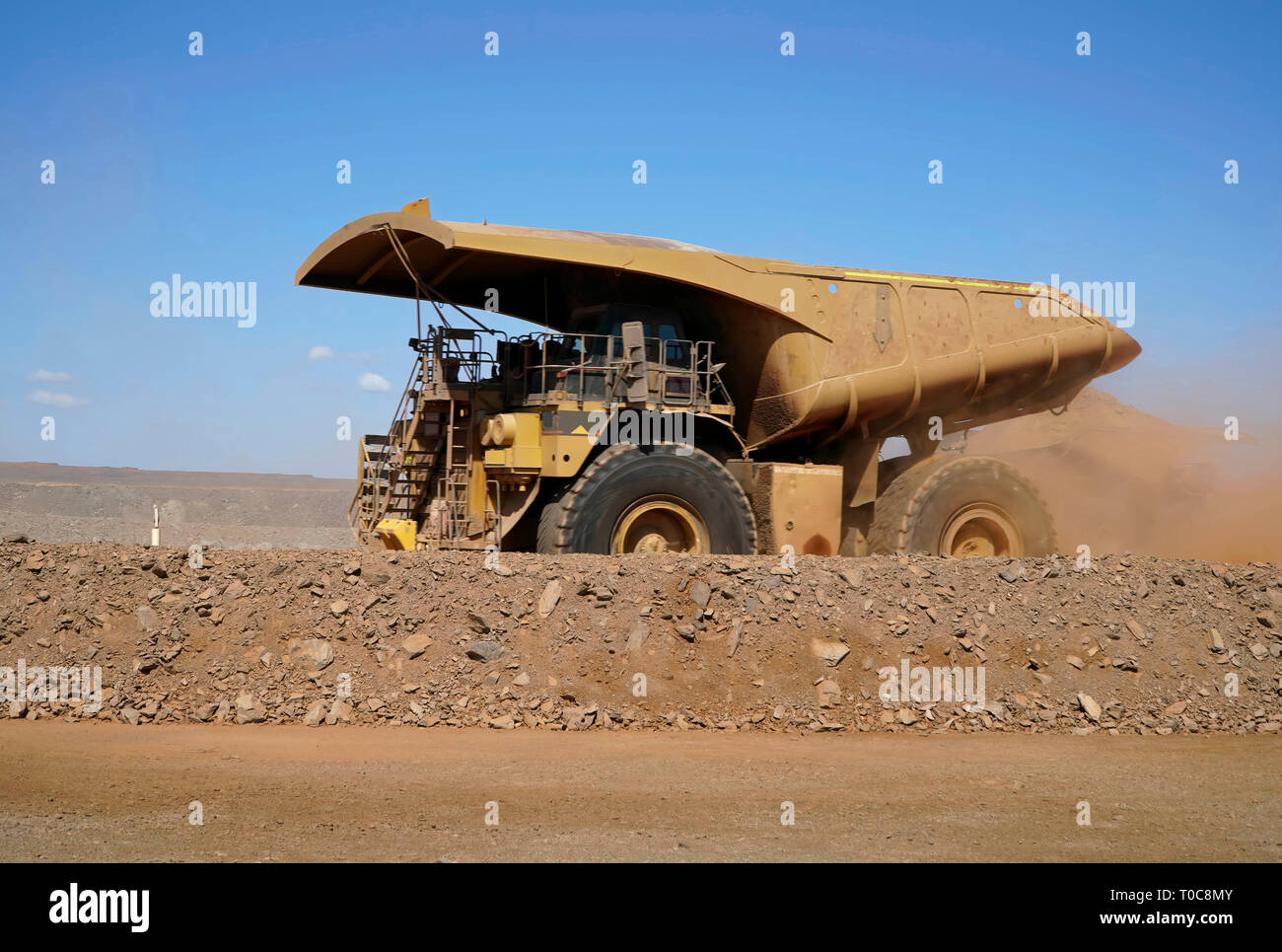 Goldmine Betrieb in einem offenen gold mine Pit mit großen haul Truck verlassen mit Schmutz Stockfoto