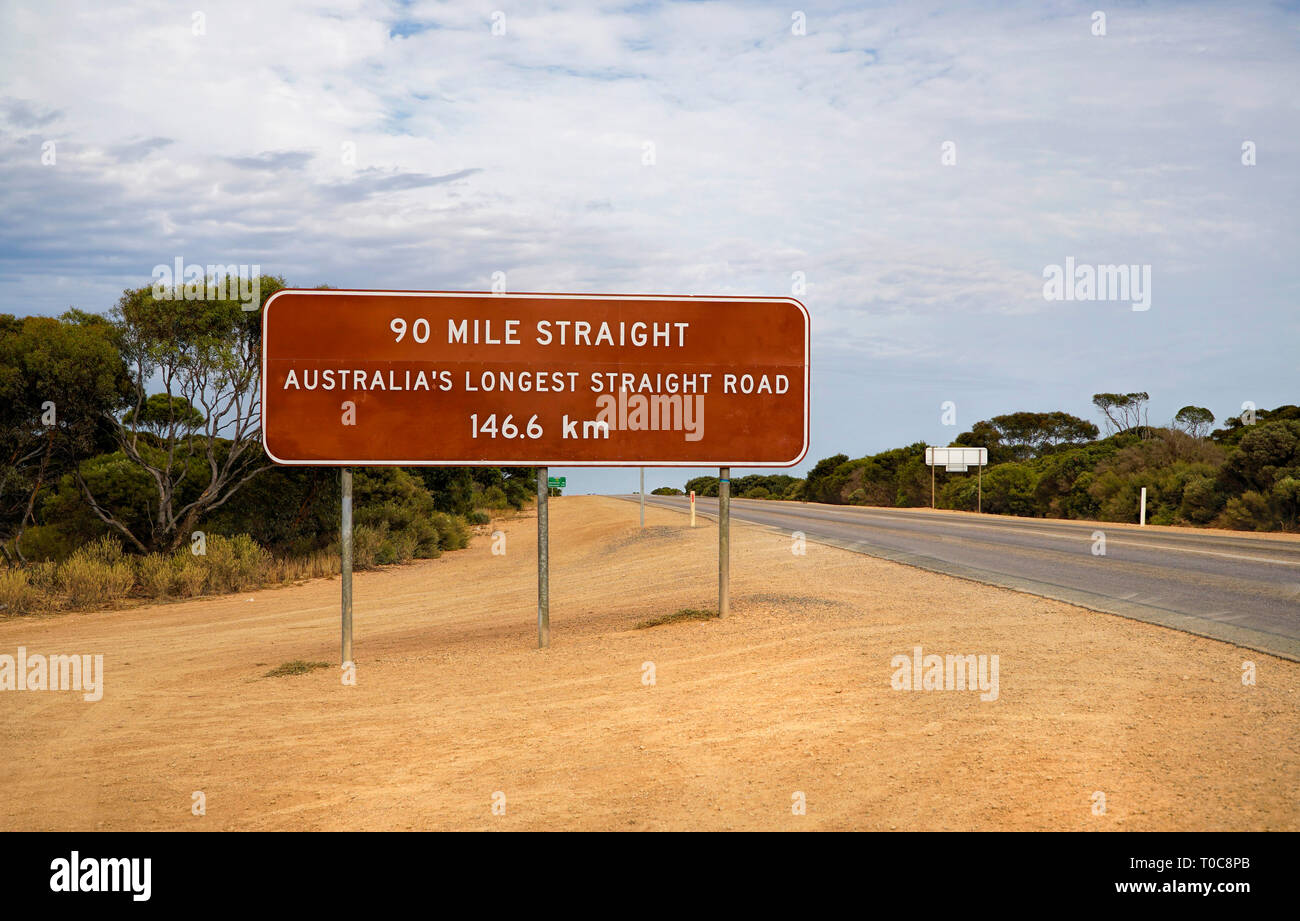 Australiens längsten geraden Straße wissen, wie die "90 Mile Straight." Es läuft zwischen Balladonia und Caiguna auf der 1.668 km langen Eyre Highway über den Stockfoto