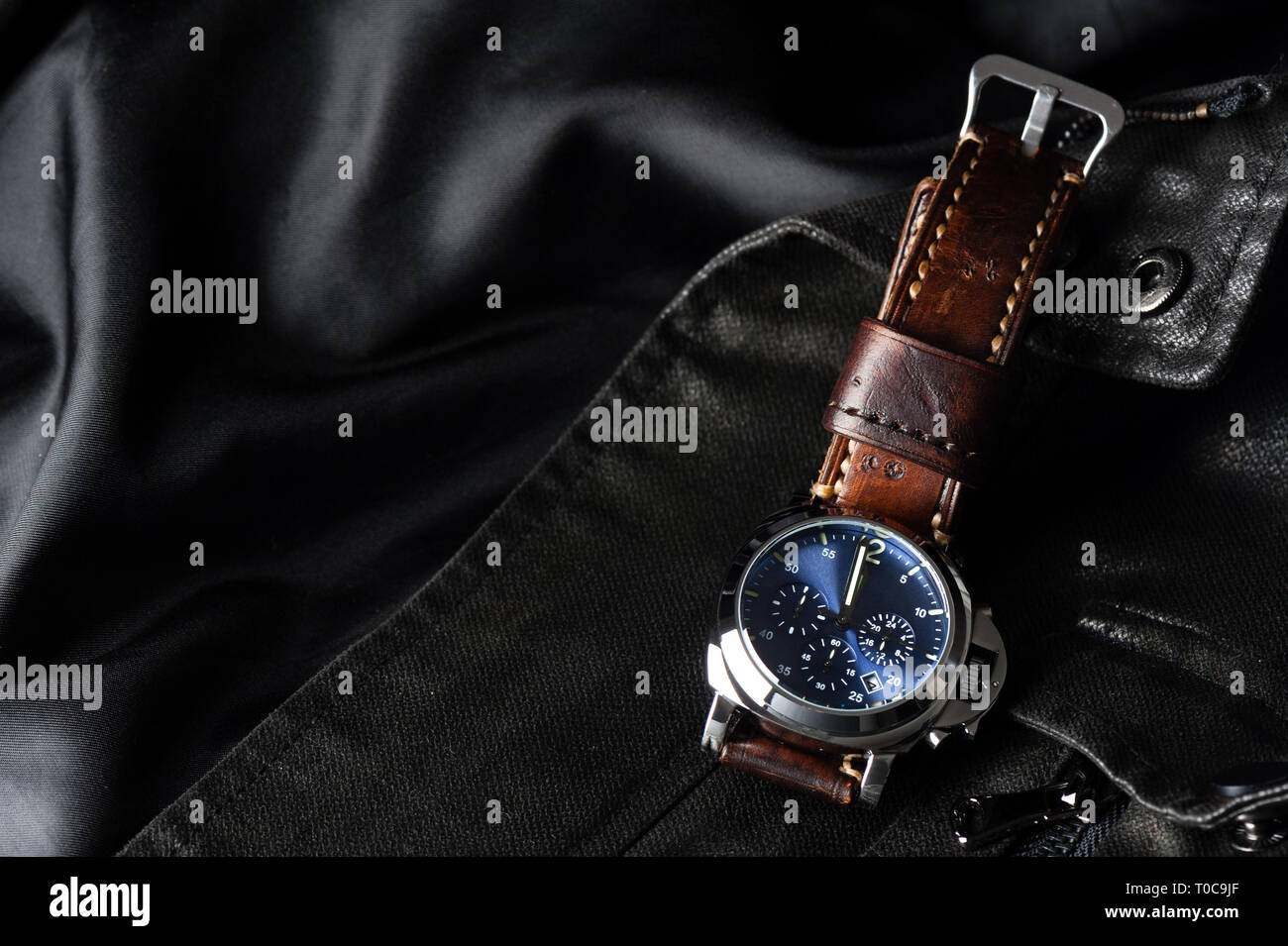 Luxus mode Armbanduhr mit blauem Zifferblatt und braunes Leder Armband  (Munition Stil Armband Stockfotografie - Alamy