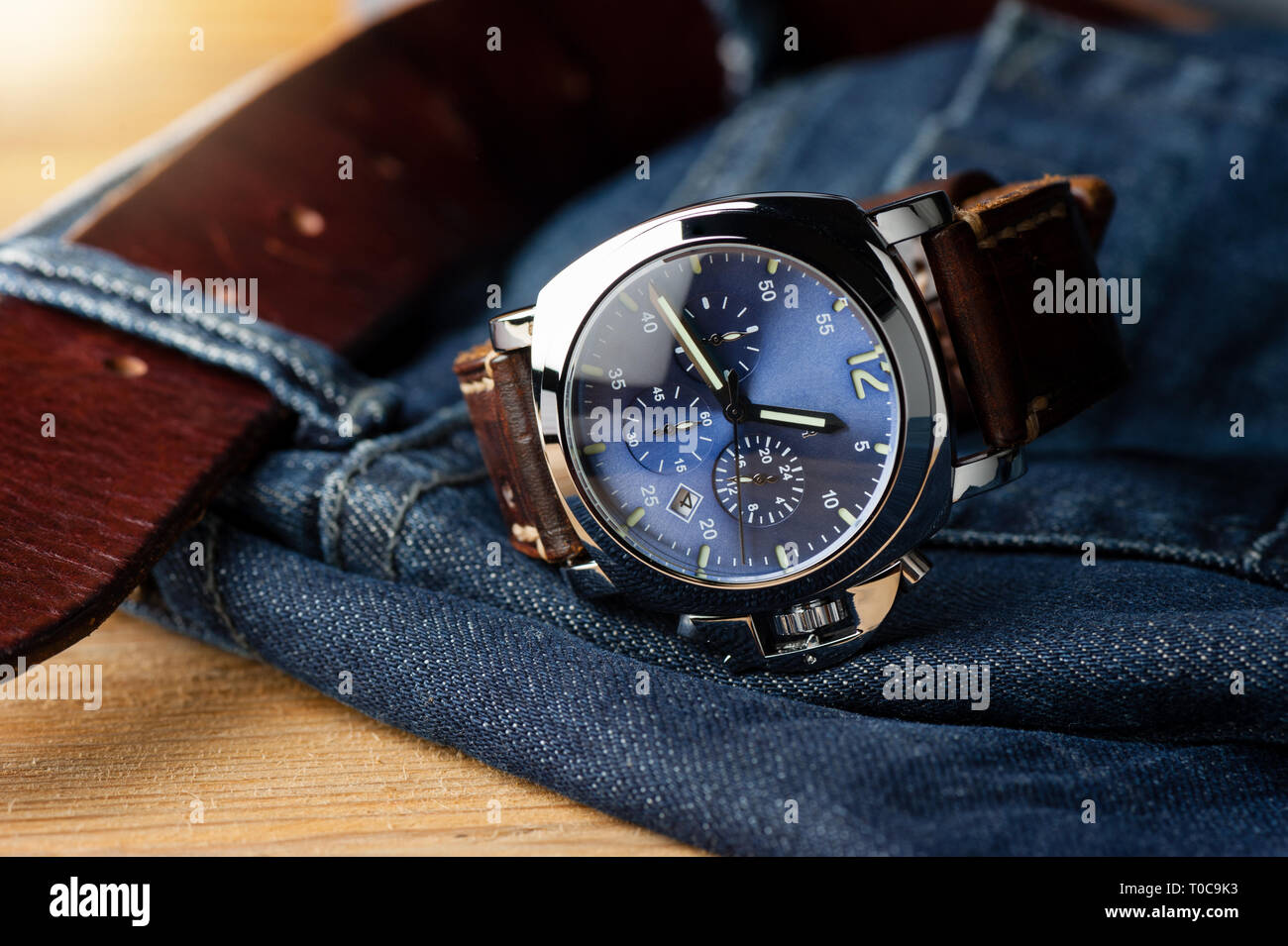 Luxus mode Armbanduhr mit blauem Zifferblatt und braunes Leder Armband  (Munition Stil Armband Stockfotografie - Alamy