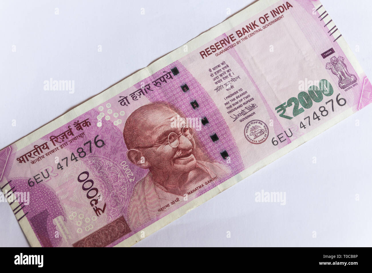 Indische Währung 2000 Rs Hinweis diagonal auf weißem Hintergrund Stockfoto