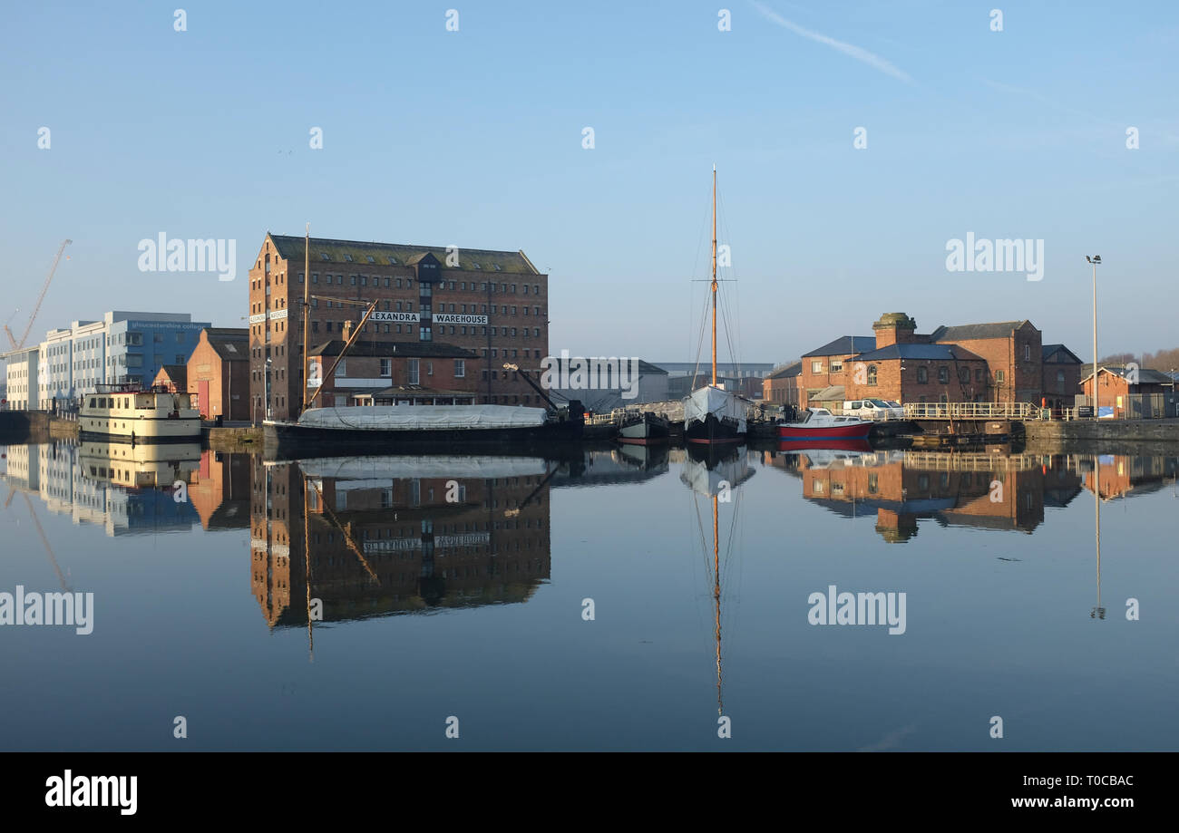 Das Becken von Gloucester Docks mit Reflexionen in ruhigem Wasser Stockfoto