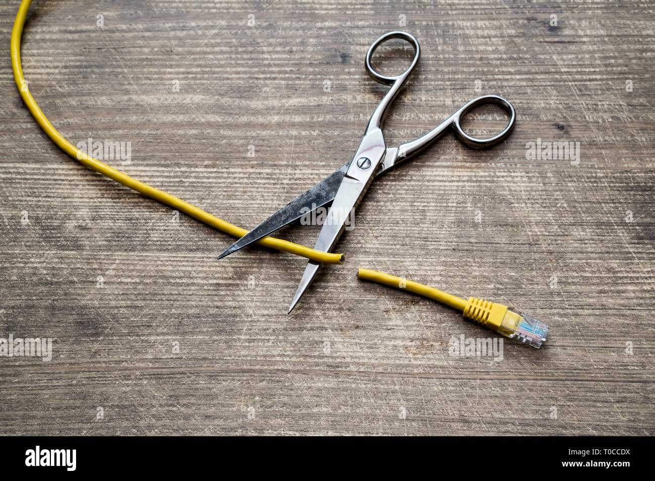 Zensur im Internet Konzept. Gelbe Kabel Internet Schnitt durch die Schere. Stockfoto