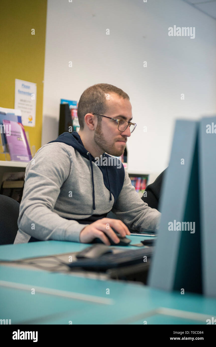 Internationale Studenten und Schüler im Computerraum einer Hochschule/Universität studieren und mit dem Desktop Computer Stockfoto