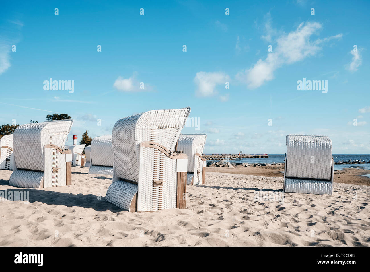 Strandkörbe auf leeren Sandstrand, Farbe Tonen angewendet. Stockfoto