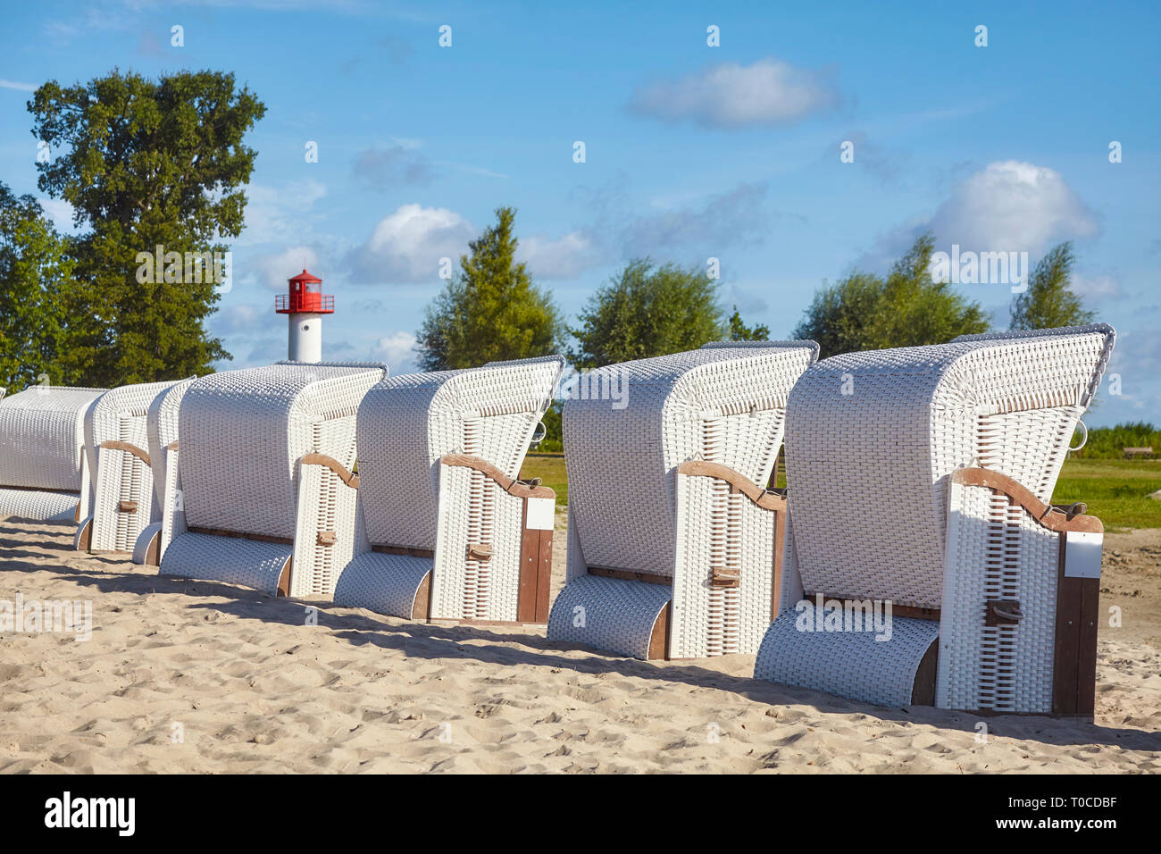 Korbstühle auf leeren Strand an einem sonnigen Tag. Stockfoto