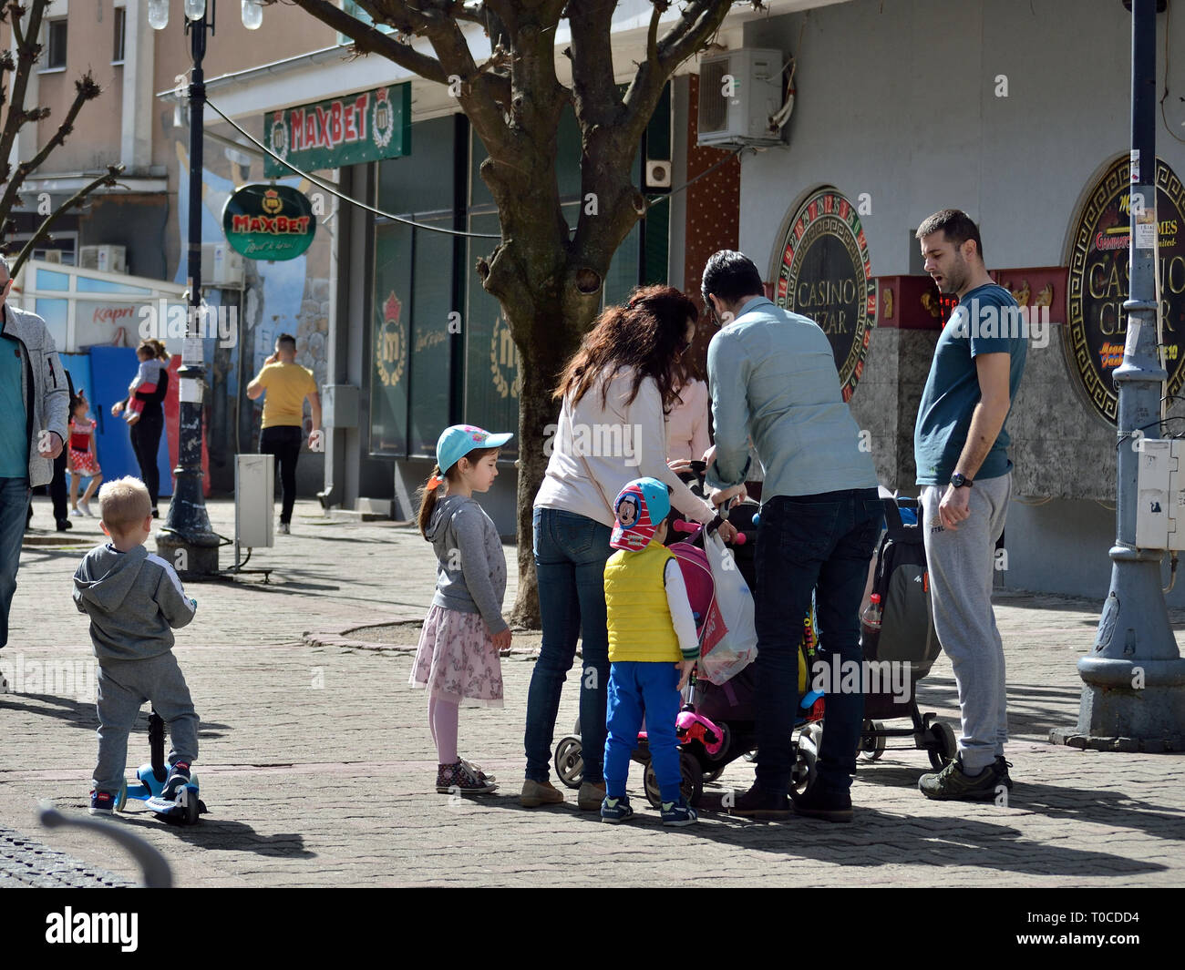 Zwei junge Paare mit ihren Kindern am Bürgersteig, Svilajnac, Serbien, Europa Stockfoto