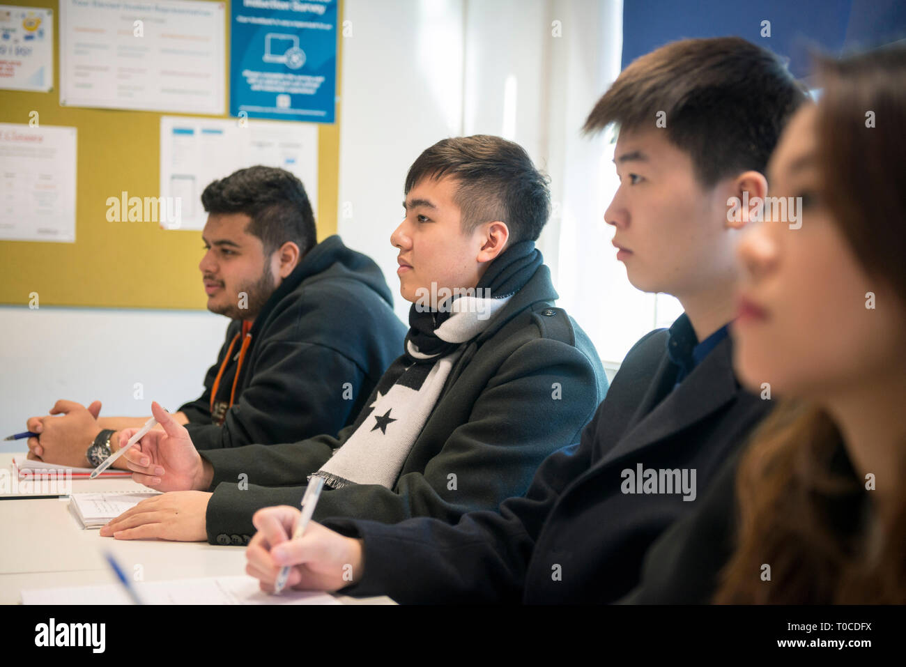 Schüler und Studenten in einem Klassenzimmer an einer Hochschule/Universität, vermittelt wird eine Lektion, während in der Weiterbildung Stockfoto