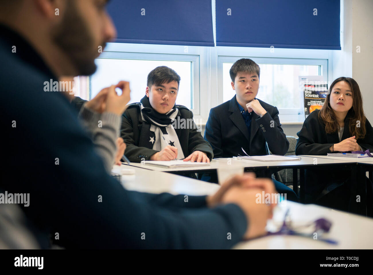 Schüler und Studenten in einem Klassenzimmer an einer Hochschule/Universität, vermittelt wird eine Lektion, während in der Weiterbildung Stockfoto