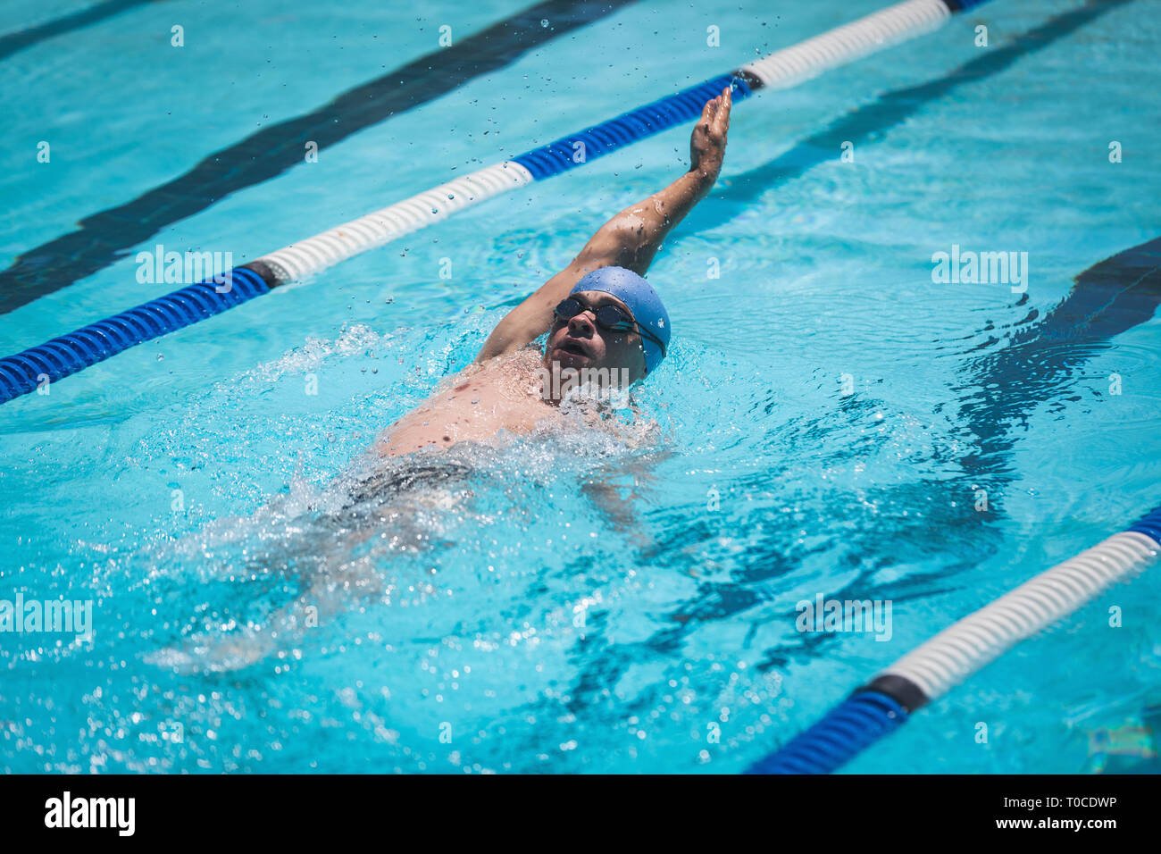 Junge Kaukasier Männlich Schwimmer schwimmen Rückschlag im Pool Stockfoto