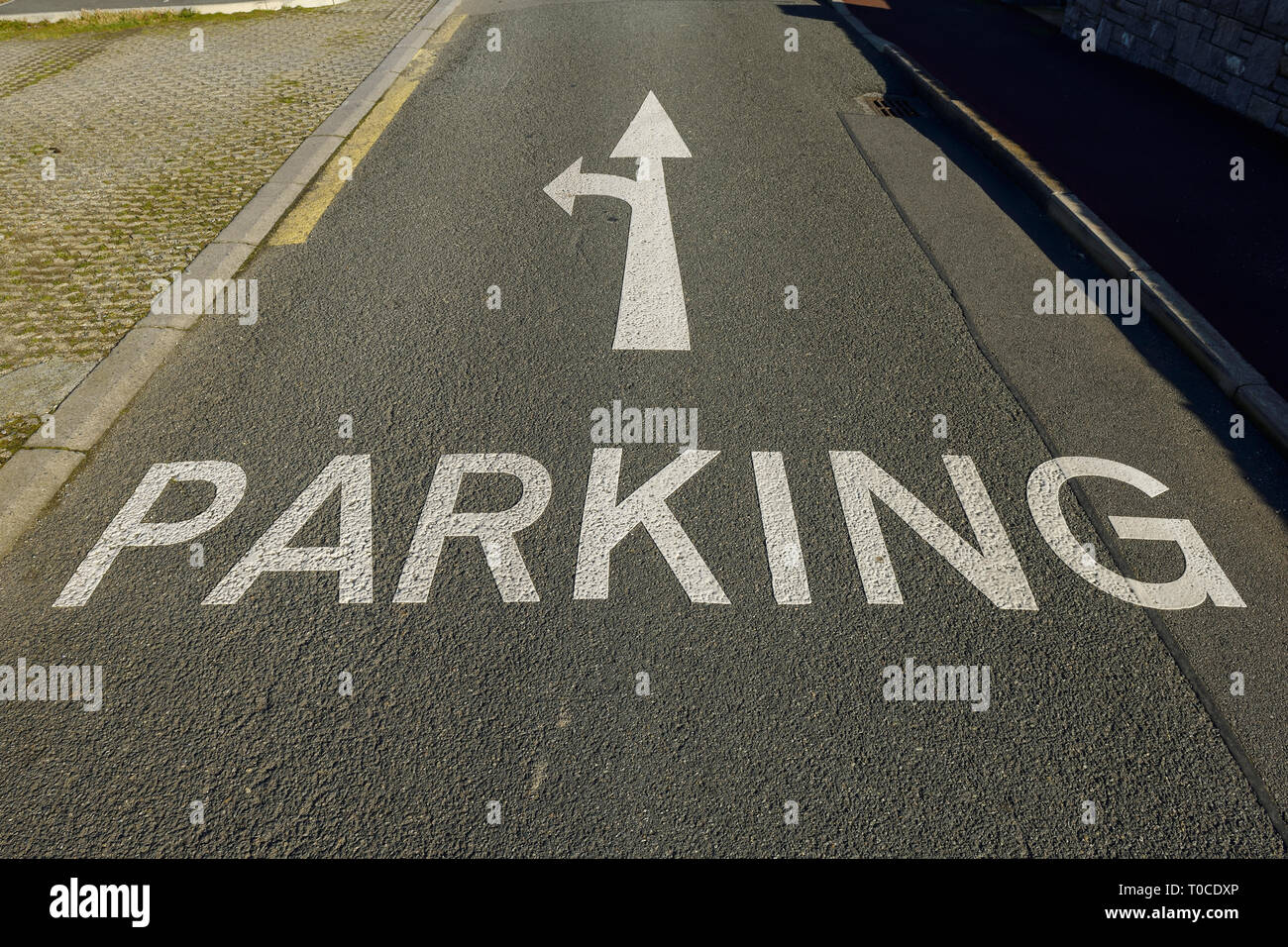 Ein Parkplatz Schild und Pfeil auf einer Straße in Großbritannien lackiert Stockfoto