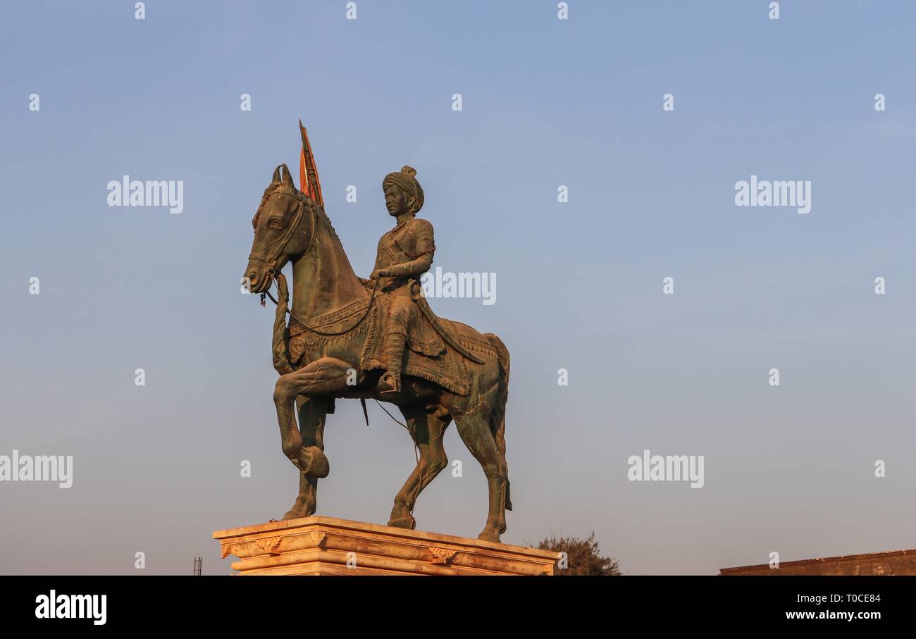 Statue von Veer Hamir singh Govil auf ein Pferd mit einem Speer in der Hand/Somnath Tempel, Gujarat-India. Stockfoto