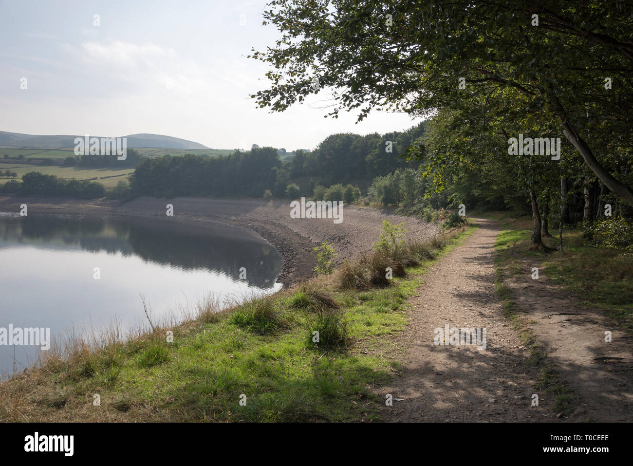 Pfad am Rande der Behälter unten, Tintwistle, longdendale Tal, Derbyshire, England. Ein beliebtes Lokal laufen. Stockfoto