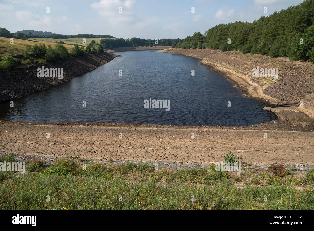 Niedrige Wasserstände am Behälter, unten im Tal, Longdedale Tintwistle, Derbyshire, England. Stockfoto