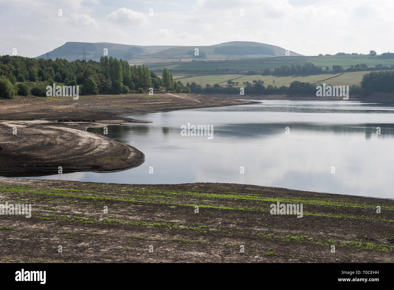 Niedrige Wasserstände in den von der Dürre von 2018, unten am Behälter, Longdendale, Derbyshire, England. Stockfoto