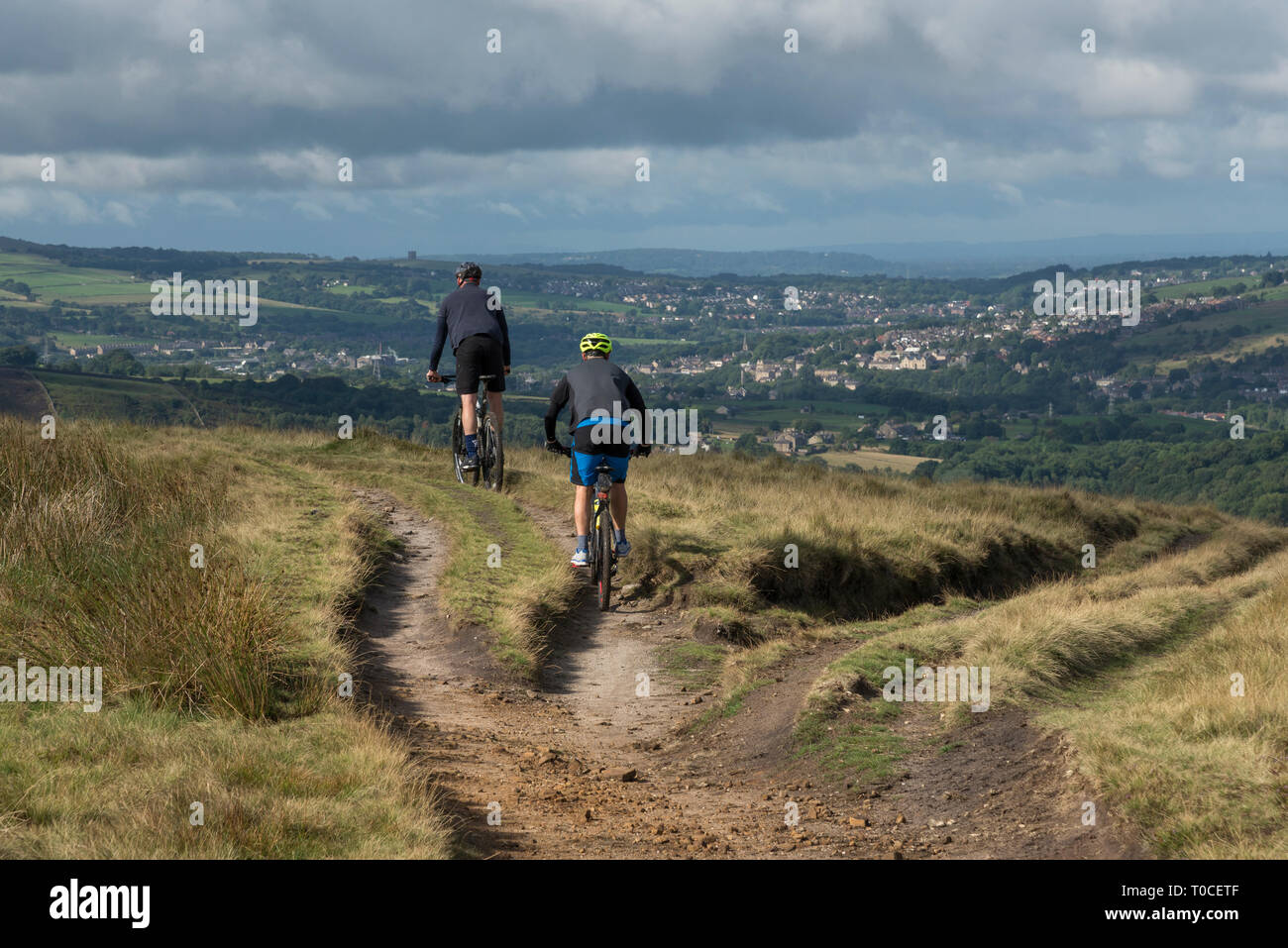 Zwei männliche Radfahrer in den Hügeln von Peak District in der Nähe von Hayfield, Derbyshire an einem sonnigen Sommertag. Stockfoto